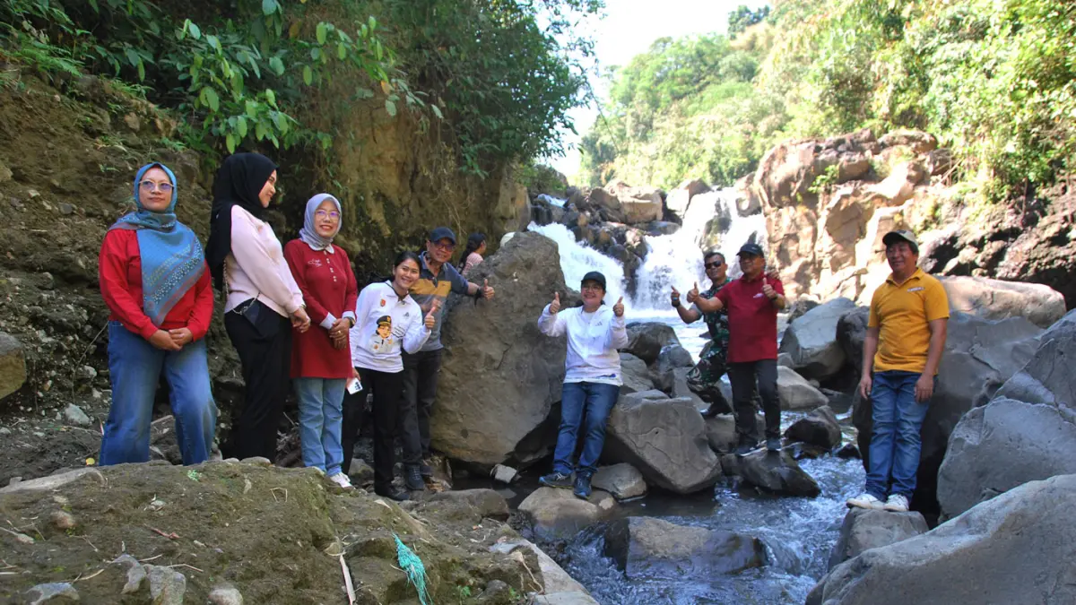 Wali Kota Semarang Agustina Wilujeng (tengah) Pramestuti meninjau kawasan wisata alam Kedung Boto di Kelurahan Pudakpayung, Kota Semarang, Minggu (26/7/2026). (Nur Chamim/Jawa Pos Radar Semarang)