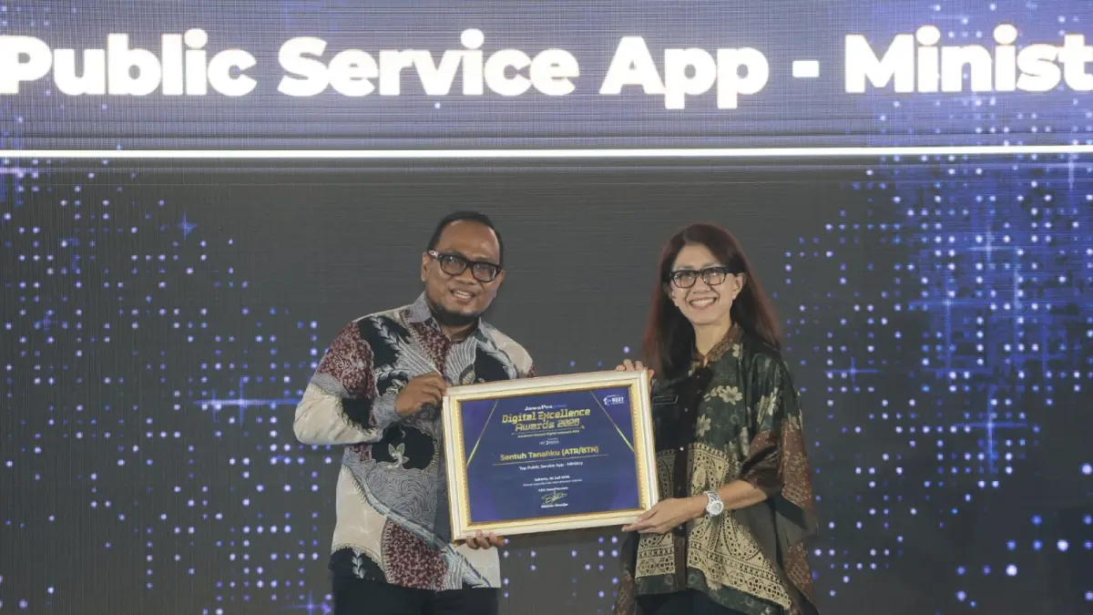 Staff Ahli Bidang Partisipasi Masyarakat dan Pemerintah Daerah Kementerian ATR/BPN, Andi Tenri Abeng menerima penghargaan JawaPos.com Digital Excellence Awards 2026 untuk kategori Top Public Service App – Ministry. Penghargaan diserahkan langsung oleh CEO JawaPos.com Dhimas Ginanjar. (Dery Ridwansah/JawaPos.com) - Image