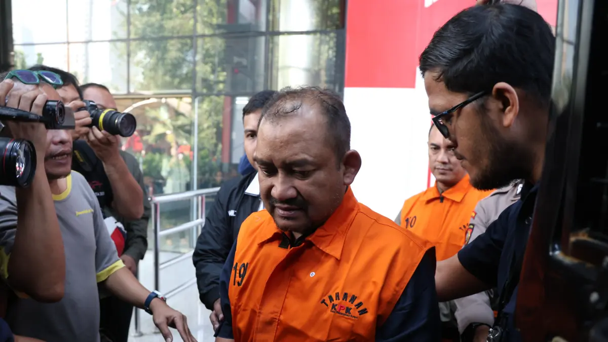 Bupati Pemalang Jawa Tengah Anom Widiyantoro dikawal menuju tahanan usai ditetapkan sebagai tersangka dalam pemeriksaan di Gedung Merah Putih KPK, Jakarta, Kamis (2930/7/2026). (Dery Ridwansah/ JawaPos.com)