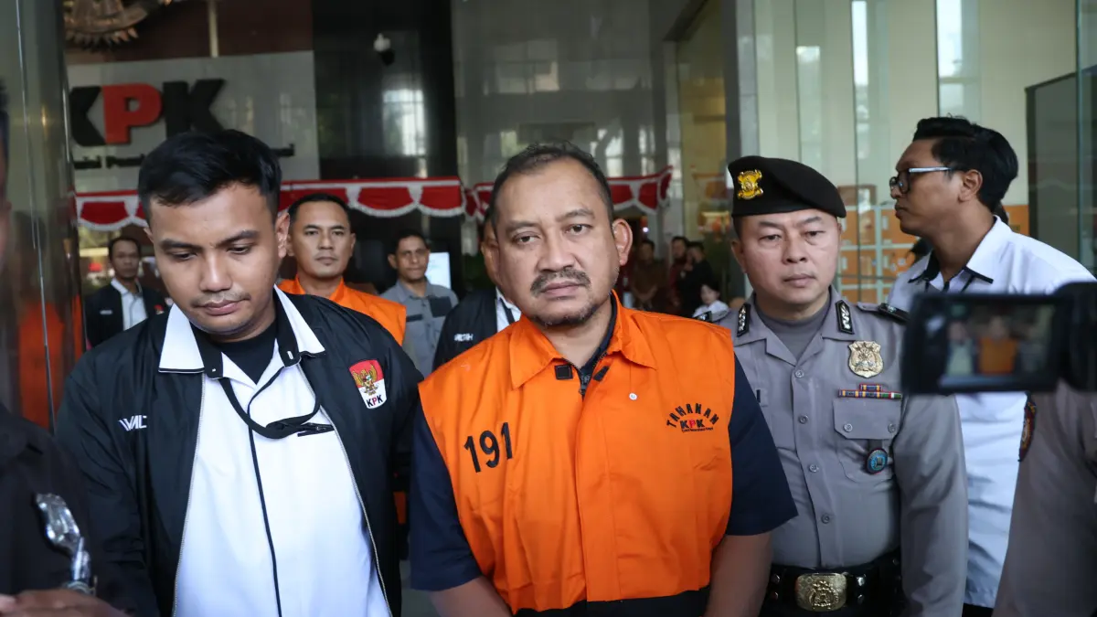 Bupati Pemalang Anom Widiyantoro Resmi Di Tahan KPK - Image