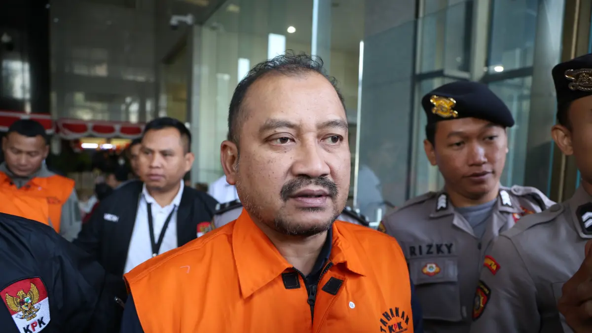 Bupati Pemalang Jawa Tengah Anom Widiyantoro dikawal menuju tahanan usai ditetapkan sebagai tersangka dalam pemeriksaan di Gedung Merah Putih KPK, Jakarta, Kamis (2930/7/2026). (Dery Ridwansah/ JawaPos.com)