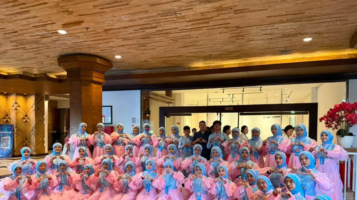 Tim paduan suara AZHORTE sukses mengharumkan nama Indonesia setelah meraih Silver Medal pada kategori Teenager’s Choir dalam ajang 15th Bali International Choir Festival (BICF) 2026 yang berlangsung di Bali pada 26–29 Juli 2026. (Istimewa) - Image