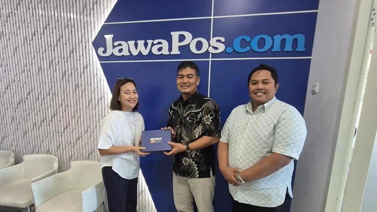 Trade Marketing Food Service Manager PT Indolakto Prita Utami Maheswari saat berkunjung ke JawaPos.com disambut langsung oleh Wakil Pemimpin Redaksi JawaPos.com Suprianto di ruang redaksi lantai 12, Surabaya. - Image