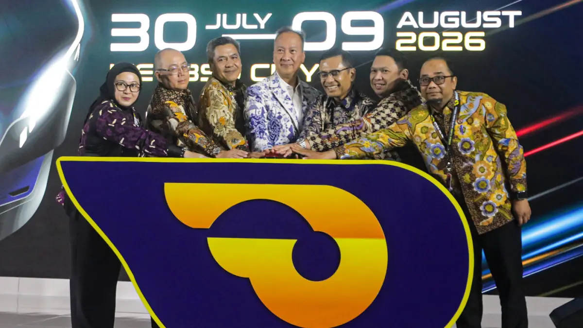 Menteri Perindustrian Agus Gumiwang Kartasasmita (tengah) didampingi Ketua Umum Gaikindo Putu Juli Ardika (ketiga kiri), Anggota komisi VII DPR RI Ilham Permana (kedua kanan) dan sejumlah jajaran terkait saat membuka pameran automotif Gaikindo Indonesia I