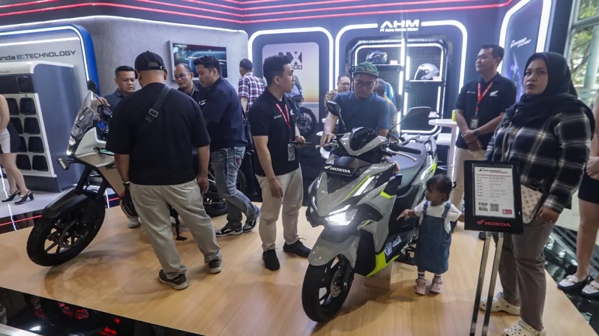 Pengunjung mencari informasi mengenai sepeda motor di stan Honda saat berlangsungnya Gaikindo Indonesia International Auto Show (GIIAS) 2026 di Indonesia Convention Exhibition (ICE) BSD, Serpong, Kabupaten Tangerang, Banten, Kamis (30/7/2026). (Salman Toy