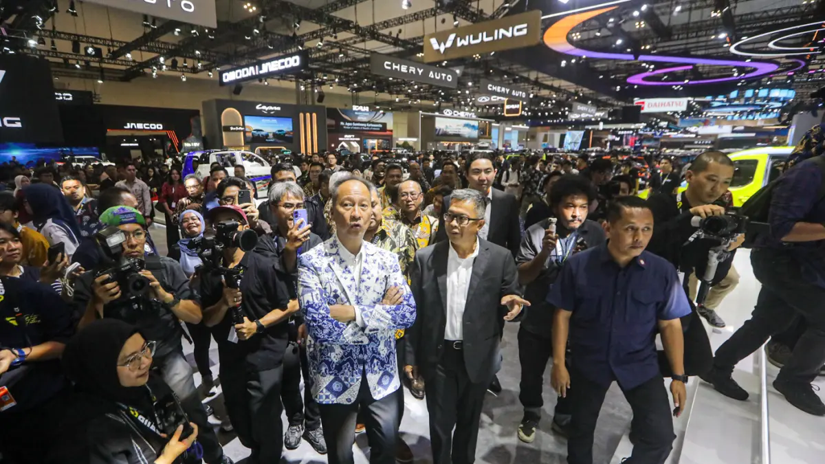 Menteri Perindustrian Agus Gumiwang Kartasasmita meninjau pameran automotif Gaikindo Indonesia International Auto Show (GIIAS) 2026 di Indonesia Convention Exhibition (ICE) BSD, Serpong, Kabupaten Tangerang, Banten, Kamis (30/7/2025). Penyelenggaraan GIIA