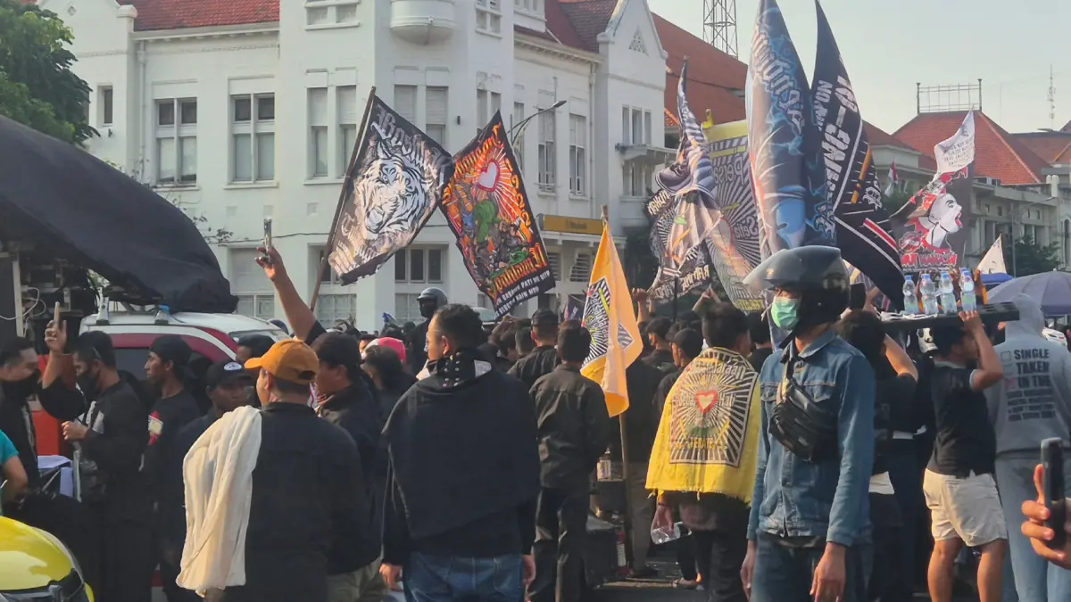 Aksi demonsttasi PSHT di Surabaya sempat memanas. Dua aparat TNI-Polri terluka akibat lemparan batu, Jumat (31/7). (Novia Herawati/ JawaPos.com) - Image