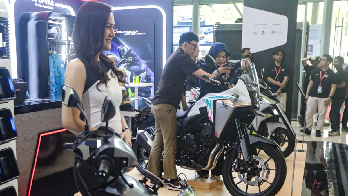 Pengunjung mencari informasi mengenai sepeda motor di stan Honda saat berlangsungnya Gaikindo Indonesia International Auto Show (GIIAS) 2026 di Indonesia Convention Exhibition (ICE) BSD, Serpong, Kabupaten Tangerang, Banten, Kamis (30/7/2026). (Salman Toy