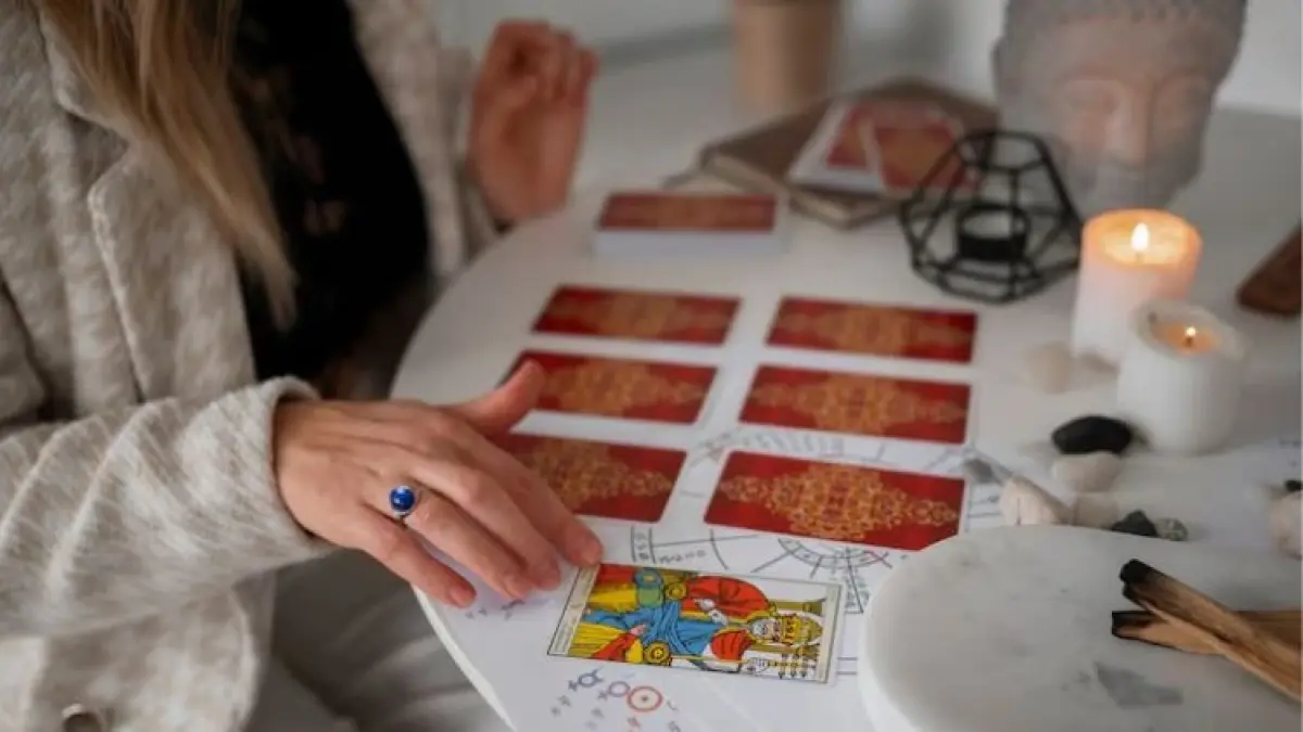 Ilustrasi membaca tarot/Magnific - Image