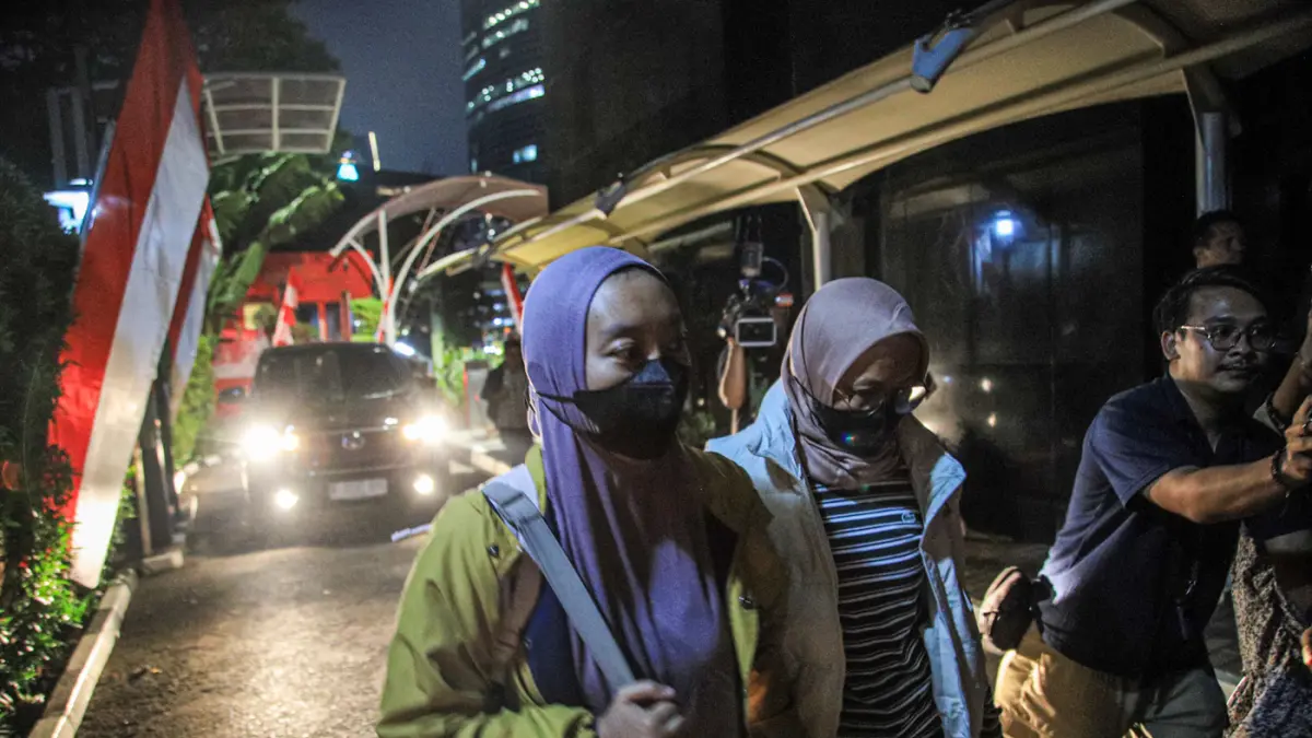 Istri Bupati Pemalang Widiyantoro, dr Noor Faizah Maenofie (NFM) (kanan) dikawal penyidik usai tiba di Gedung KPK Jakarta, Rabu (29/07/2026). (Hanung Hambara/Jawa Pos)