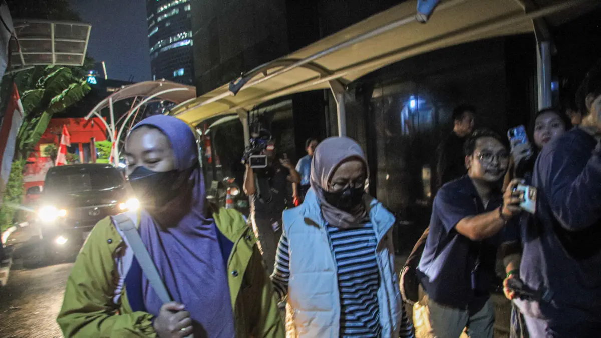 Istri Bupati Pemalang Widiyantoro, dr Noor Faizah Maenofie (NFM) (kanan) dikawal penyidik usai tiba di Gedung KPK Jakarta, Rabu (29/07/2026). (Hanung Hambara/Jawa Pos)