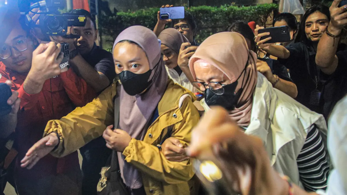 Istri Bupati Pemalang Widiyantoro, dr Noor Faizah Maenofie (NFM) (kanan) dikawal penyidik usai tiba di Gedung KPK Jakarta, Rabu (29/07/2026). (Hanung Hambara/Jawa Pos)