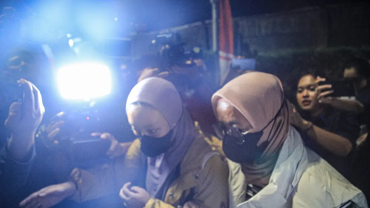 Istri Bupati Pemalang Widiyantoro, dr Noor Faizah Maenofie (NFM) (kanan) dikawal penyidik usai tiba di Gedung KPK Jakarta, Rabu (29/07/2026). (Hanung Hambara/Jawa Pos)