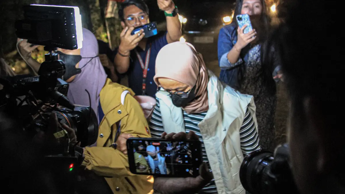 Istri Bupati Pemalang Widiyantoro, dr Noor Faizah Maenofie (NFM) (kanan) dikawal penyidik usai tiba di Gedung KPK Jakarta, Rabu (29/07/2026). (Hanung Hambara/Jawa Pos)