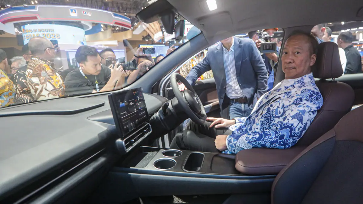 Menteri Perindustrian Agus Gumiwang Kartasasmita meninjau pameran automotif Gaikindo Indonesia International Auto Show (GIIAS) 2026 di Indonesia Convention Exhibition (ICE) BSD, Serpong, Kabupaten Tangerang, Banten, Kamis (30/7/2025). (Salman Toyibi/Jawa