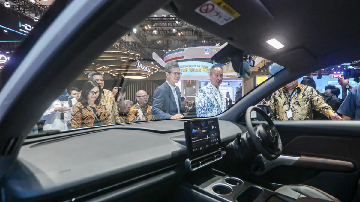 Menteri Perindustrian Agus Gumiwang Kartasasmita meninjau pameran automotif Gaikindo Indonesia International Auto Show (GIIAS) 2026 di Indonesia Convention Exhibition (ICE) BSD, Serpong, Kabupaten Tangerang, Banten, Kamis (30/7/2025). (Salman Toyibi/Jawa