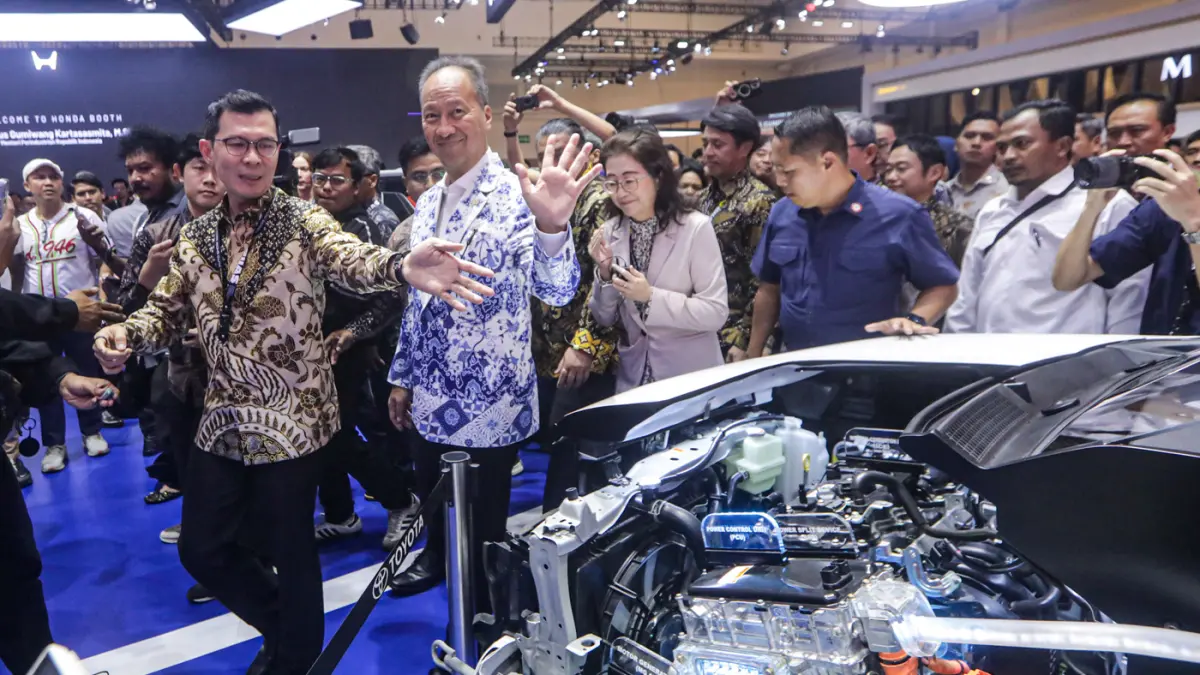 Menteri Perindustrian Agus Gumiwang Kartasasmita meninjau pameran automotif Gaikindo Indonesia International Auto Show (GIIAS) 2026 di Indonesia Convention Exhibition (ICE) BSD, Serpong, Kabupaten Tangerang, Banten, Kamis (30/7/2025). (Salman Toyibi/Jawa