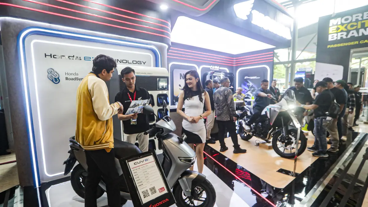 Pengunjung mencari informasi mengenai sepeda motor di stan Honda saat berlangsungnya Gaikindo Indonesia International Auto Show (GIIAS) 2026 di Indonesia Convention Exhibition (ICE) BSD, Serpong, Kabupaten Tangerang, Banten, Kamis (30/7/2026). (Salman Toy