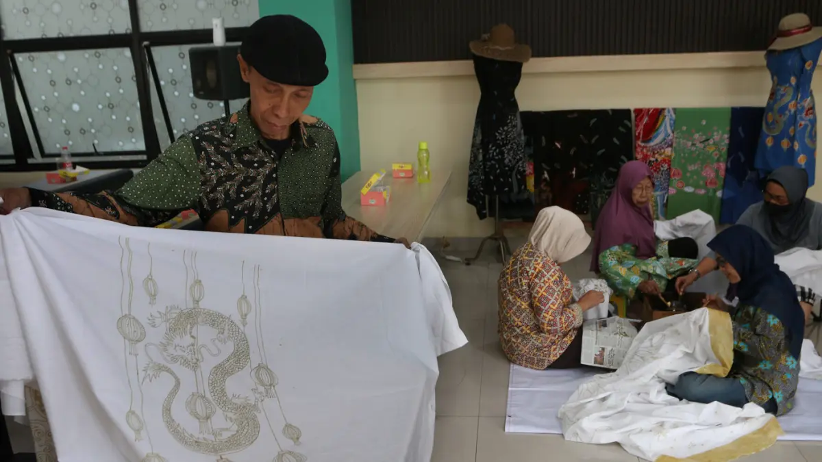 Peserta mengikuti pelatihan batik semarangan bagi pelaku usaha mikro di Pusat Layanan Usaha Terpadu Koperasi dan Usaha Mikro, Kecil, dan Menengah (PLUT KUMKM) Kota Semarang, Jawa Tengah, Kamis (30/7/2026). (Nur Chamim/ Jawa Pos Radar Semarang)
