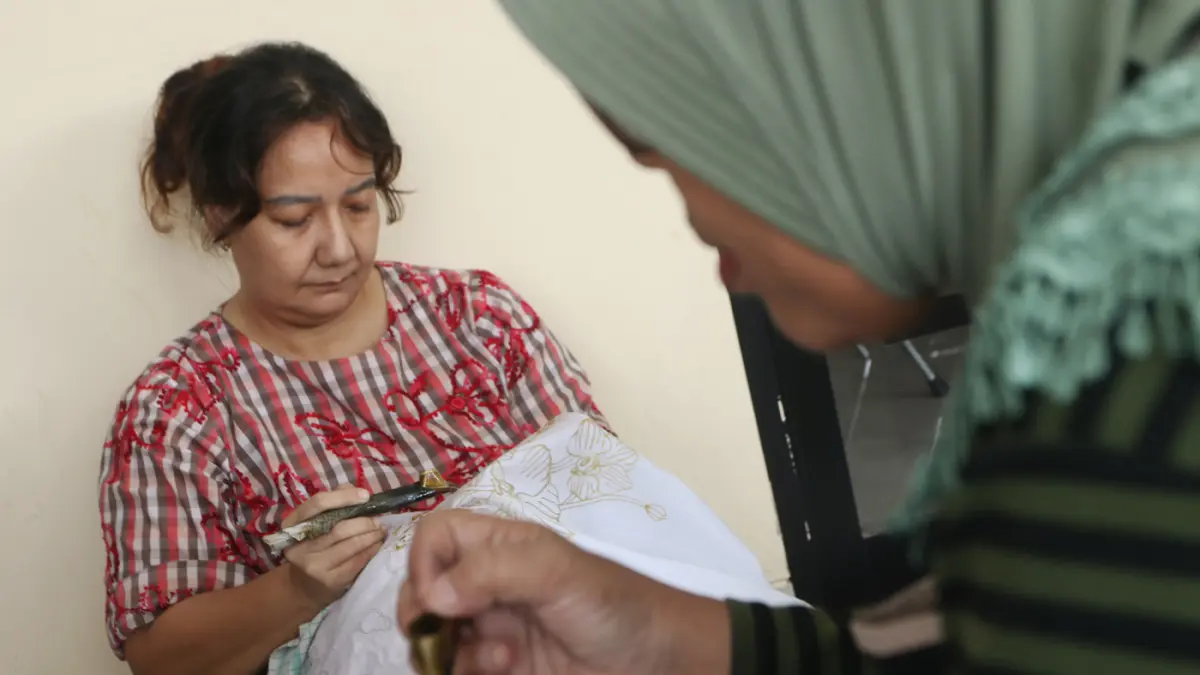 Peserta mengikuti pelatihan batik semarangan bagi pelaku usaha mikro di Pusat Layanan Usaha Terpadu Koperasi dan Usaha Mikro, Kecil, dan Menengah (PLUT KUMKM) Kota Semarang, Jawa Tengah, Kamis (30/7/2026). (Nur Chamim/ Jawa Pos Radar Semarang)