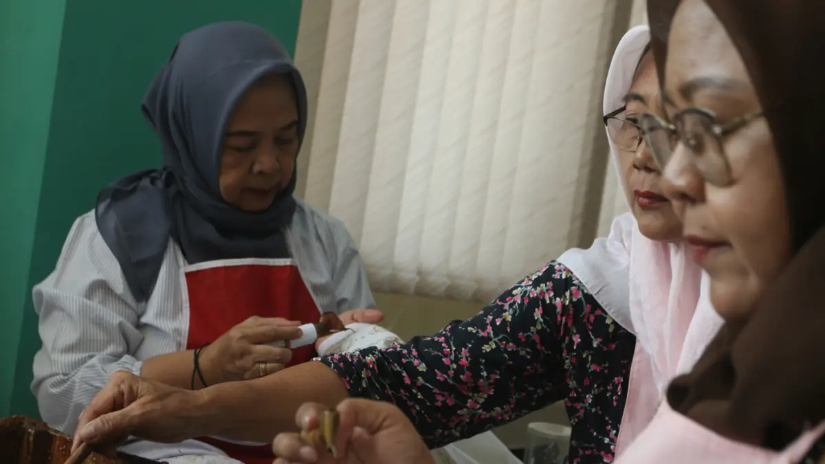 Peserta mengikuti pelatihan batik semarangan bagi pelaku usaha mikro di Pusat Layanan Usaha Terpadu Koperasi dan Usaha Mikro, Kecil, dan Menengah (PLUT KUMKM) Kota Semarang, Jawa Tengah, Kamis (30/7/2026). (Nur Chamim/ Jawa Pos Radar Semarang)