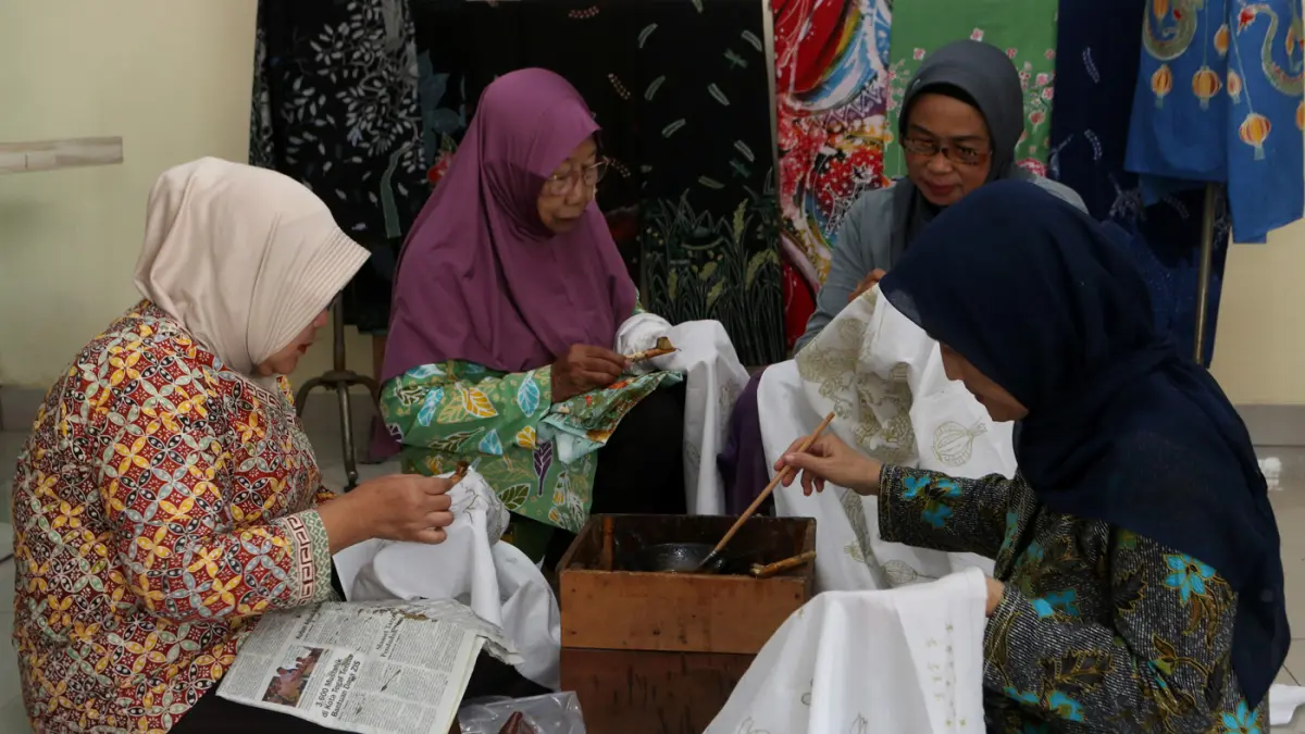 Peserta mengikuti pelatihan batik semarangan bagi pelaku usaha mikro di Pusat Layanan Usaha Terpadu Koperasi dan Usaha Mikro, Kecil, dan Menengah (PLUT KUMKM) Kota Semarang, Jawa Tengah, Kamis (30/7/2026). (Nur Chamim/ Jawa Pos Radar Semarang)