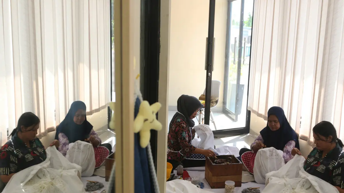 Peserta mengikuti pelatihan batik semarangan bagi pelaku usaha mikro di Pusat Layanan Usaha Terpadu Koperasi dan Usaha Mikro, Kecil, dan Menengah (PLUT KUMKM) Kota Semarang, Jawa Tengah, Kamis (30/7/2026). (Nur Chamim/ Jawa Pos Radar Semarang)