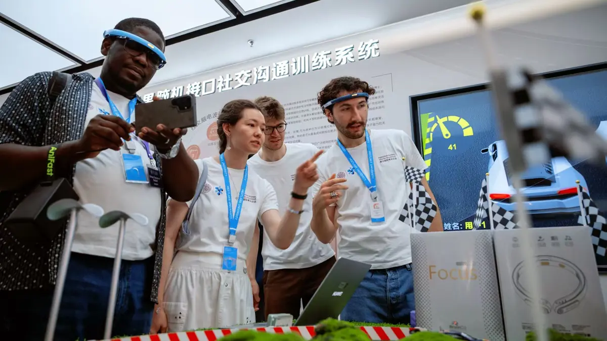 Peserta Tsinghua Global Youth Dialogue menjajal teknologi antarmuka otak-komputer di Hangzhou, Tiongkok (CTV News) - Image