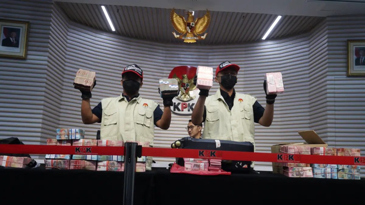 Petugas KPK menunjukkan barang bukti uang tunai hasil operasi tangkap tangan (OTT) yang menjerat Bupati Pemalang Anom Widiyantoro di Gedung Merah Putih KPK, Jakarta, Kamis (30/7/2026). (Dery Ridwansah/ JawaPos.com)