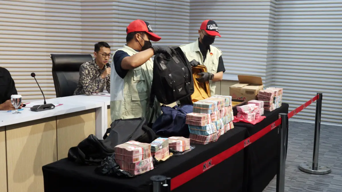 Petugas KPK menunjukkan barang bukti uang tunai hasil operasi tangkap tangan (OTT) yang menjerat Bupati Pemalang Anom Widiyantoro di Gedung Merah Putih KPK, Jakarta, Kamis (30/7/2026). (Dery Ridwansah/ JawaPos.com)