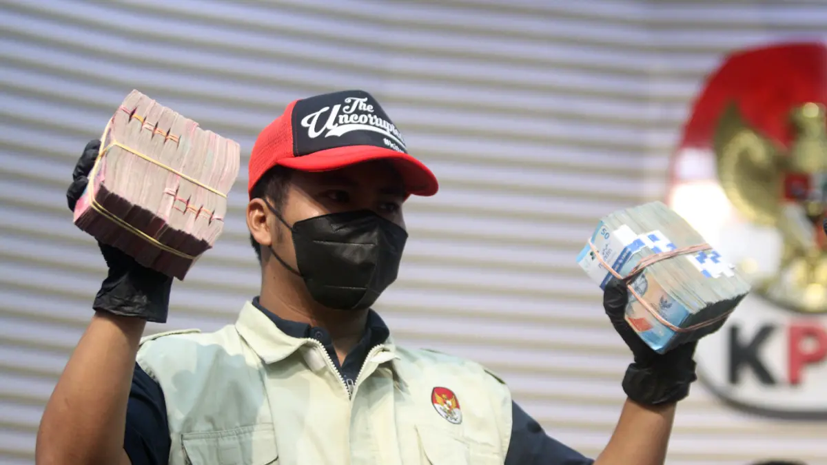 Petugas KPK menunjukkan barang bukti uang tunai hasil operasi tangkap tangan (OTT) yang menjerat Bupati Pemalang Anom Widiyantoro di Gedung Merah Putih KPK, Jakarta, Kamis (30/7/2026). (Dery Ridwansah/ JawaPos.com)