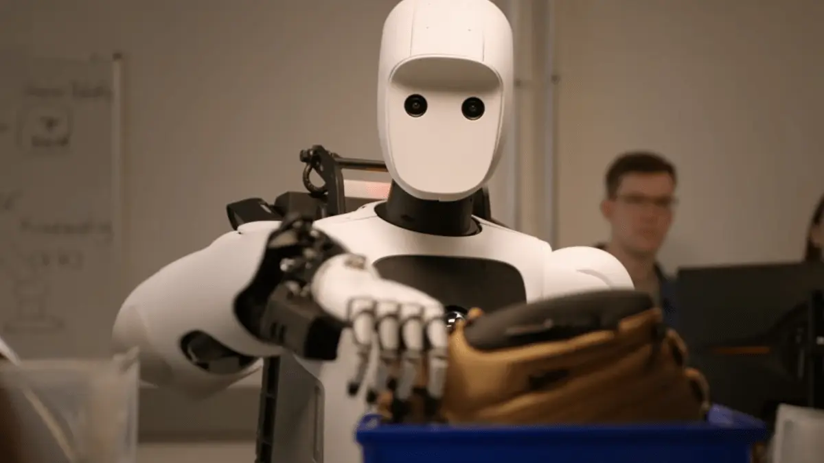 Robot Apollo 2 milik Apptronik mengambil sarung tangan bisbol dari rak (The Verge) - Image