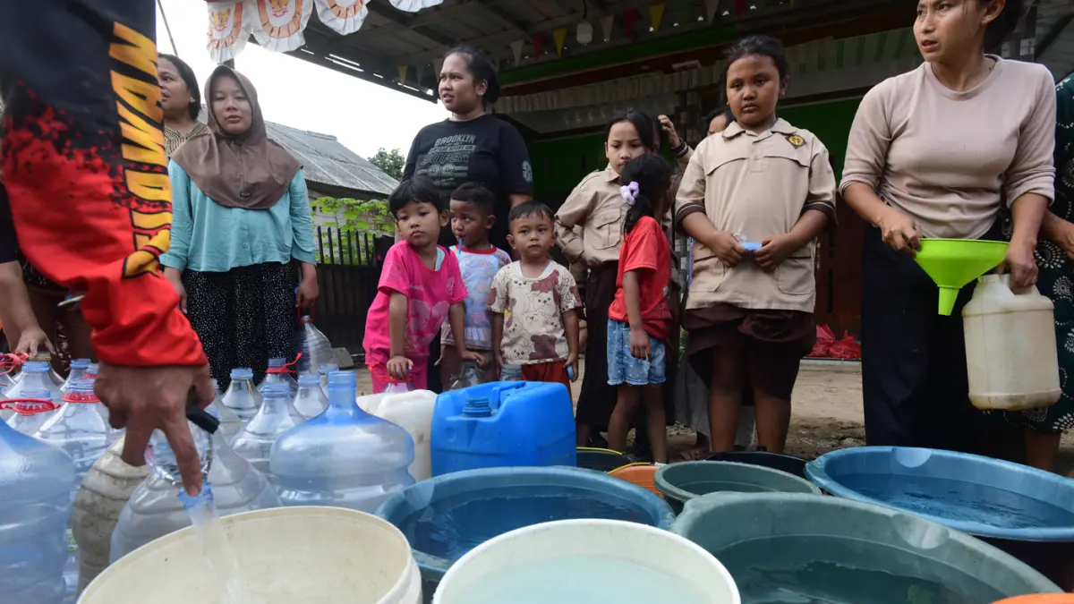 Warga Desa Cidokom, Bogor, Jawa Barat, mengantre menerima bantuan air bersih yang disalurkan Relawan Gerak Bareng, Kamis (30/7/2026). (Dery Ridwansah/ JawaPos.com)