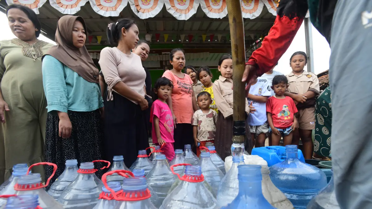 Warga Desa Cidokom, Bogor, Jawa Barat, mengantre menerima bantuan air bersih yang disalurkan Relawan Gerak Bareng, Kamis (30/7/2026). (Dery Ridwansah/ JawaPos.com)