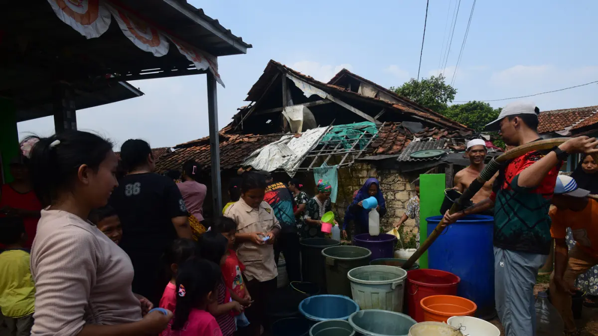 Warga Desa Cidokom, Bogor, Jawa Barat, mengantre menerima bantuan air bersih yang disalurkan Relawan Gerak Bareng, Kamis (30/7/2026). (Dery Ridwansah/ JawaPos.com)