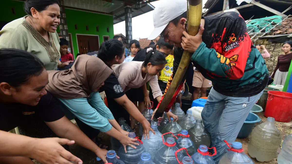  Potret Warga Berebut Air Bersih Saat Kemarau  - Image