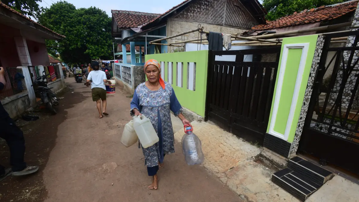 Warga Desa Cidokom, Bogor, Jawa Barat, mengantre menerima bantuan air bersih yang disalurkan Relawan Gerak Bareng, Kamis (30/7/2026). (Dery Ridwansah/ JawaPos.com)