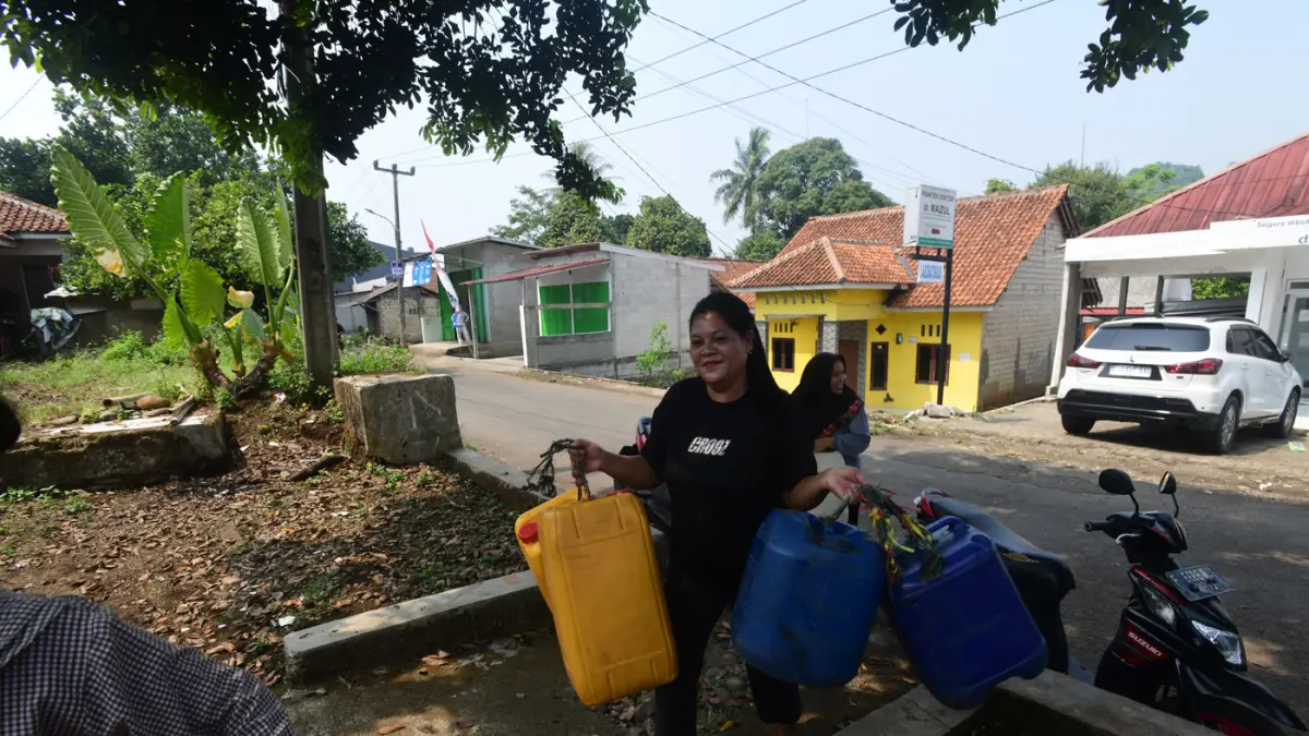 Warga Desa Cidokom, Bogor, Jawa Barat, mengantre menerima bantuan air bersih yang disalurkan Relawan Gerak Bareng, Kamis (30/7/2026). (Dery Ridwansah/ JawaPos.com)
