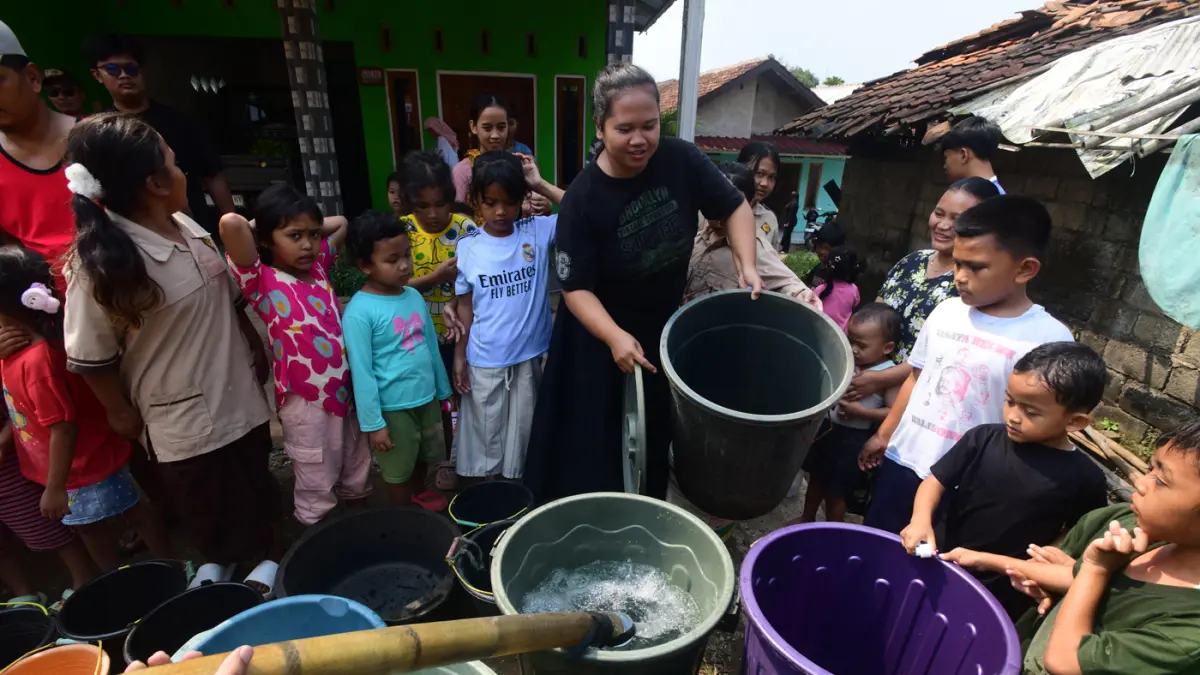 Warga Desa Cidokom, Bogor, Jawa Barat, mengantre menerima bantuan air bersih yang disalurkan Relawan Gerak Bareng, Kamis (30/7/2026). (Dery Ridwansah/ JawaPos.com)