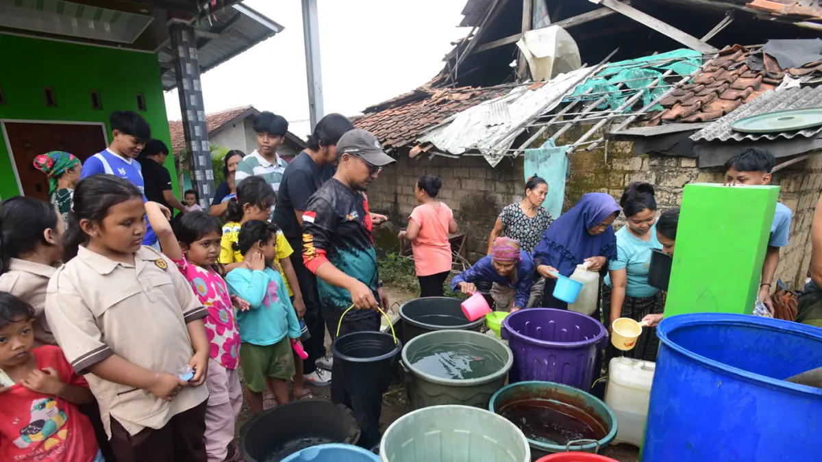 Warga Desa Cidokom, Bogor, Jawa Barat, mengantre menerima bantuan air bersih yang disalurkan Relawan Gerak Bareng, Kamis (30/7/2026). (Dery Ridwansah/ JawaPos.com)