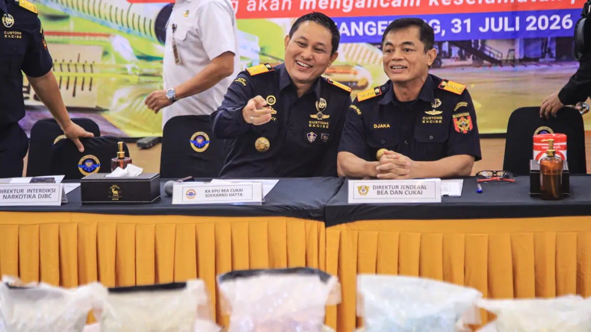 Direktur Jenderal Bea dan Cukai Djaka Budhi Utama (kanan) bersama Kepala Kantor Bea Cukai Bandara Soekarno-Hatta Hengky Tomuan Parlindungan (kiri) memipin rilis penyelundupan narkotika oleh seorang kopilot penerbangan maskapai asing berkewarganegaraan Mal