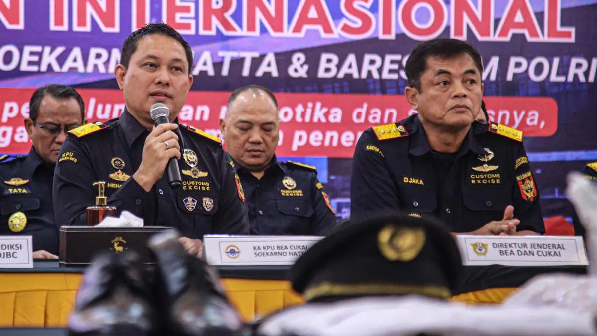 Direktur Jenderal Bea dan Cukai Djaka Budhi Utama (kanan) bersama Kepala Kantor Bea Cukai Bandara Soekarno-Hatta Hengky Tomuan Parlindungan (kiri) memipin rilis penyelundupan narkotika oleh seorang kopilot penerbangan maskapai asing berkewarganegaraan Mal