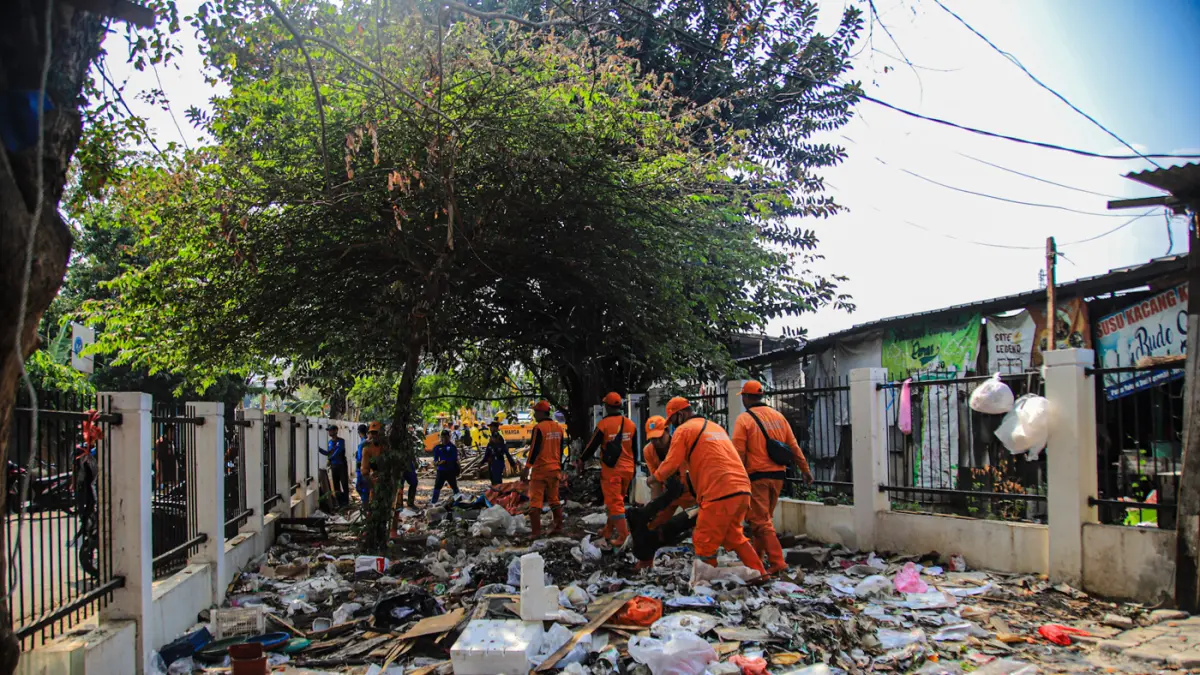 Sejumlah petugas gabungan membersihkan puing bangunan liar yang telah dirobohkan di Jalan Rasamala Hijau, Jakarta Barat, Kamis (30/07/2026). Sejumlah petugas gabungan membersihkan puing bangunan liar yang telah dirobohkan di Jalan Rasamala Hijau, Jakarta