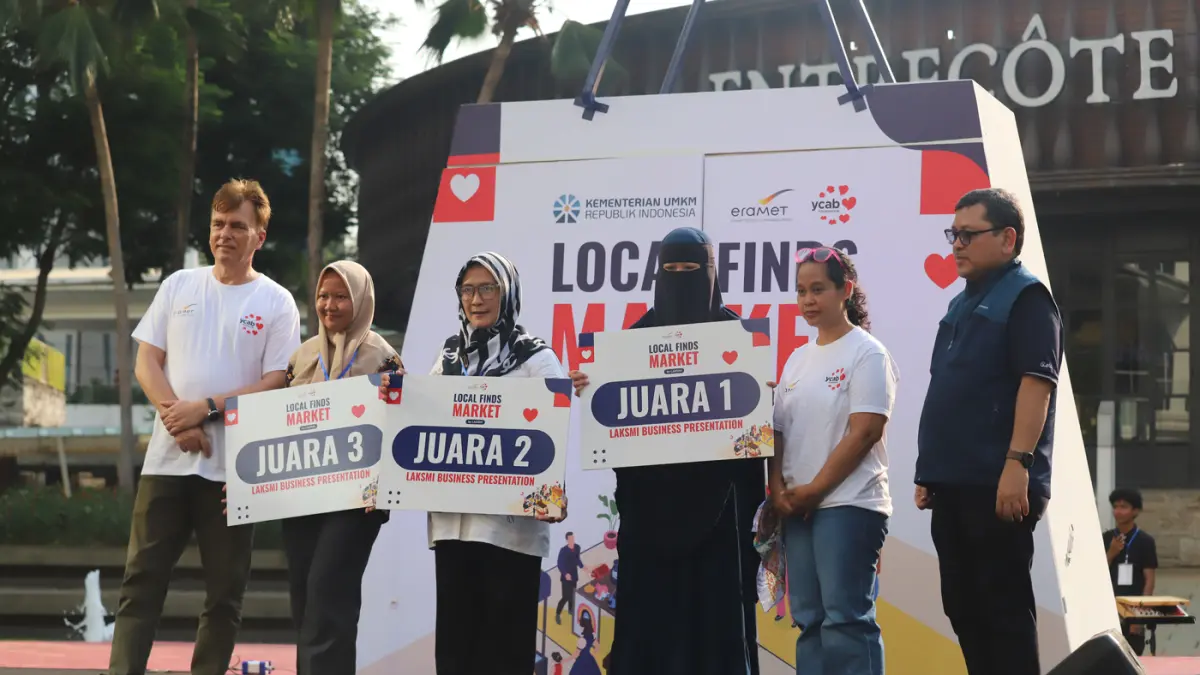 Asisten Deputi Perluasan Pembiayaan Wirasaha, Bastian bersama Senior Sustainability Manager Eramet Indonesia Arend Van der Goes saat pembukaan pameran dan bazar Local Finds Market by LAKSMI di Tribeca Park, Central Park Mall, Jakarta, Sabtu (1/8/2026).