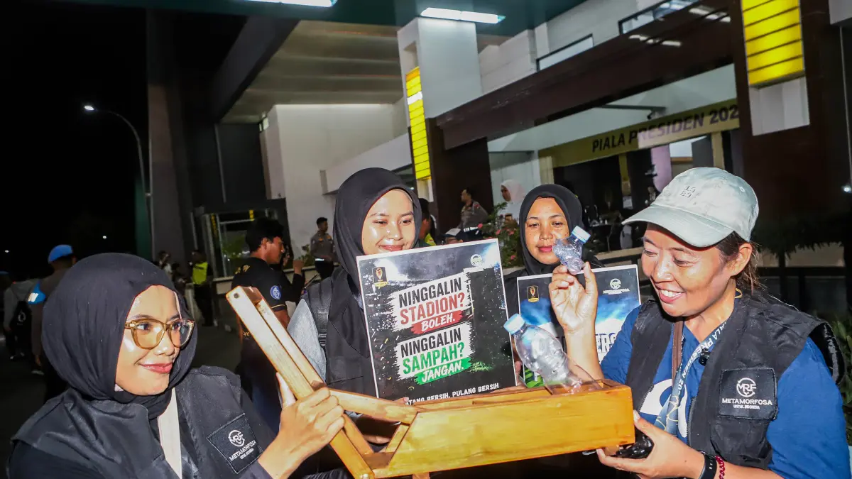 Anggota Metamorfosa dan 0 sampah Surabaya menekan sampah botol plastik usai dikumpulkan dari berbagai titik sebelum kick-off Grup B Piala Presiden 2026 yang mempertemukan Persebaya vs PSMS di Stadion Gelora Bung Tomo, Rabu (29/7). RIANA SETIAWAN/ JAWA POS