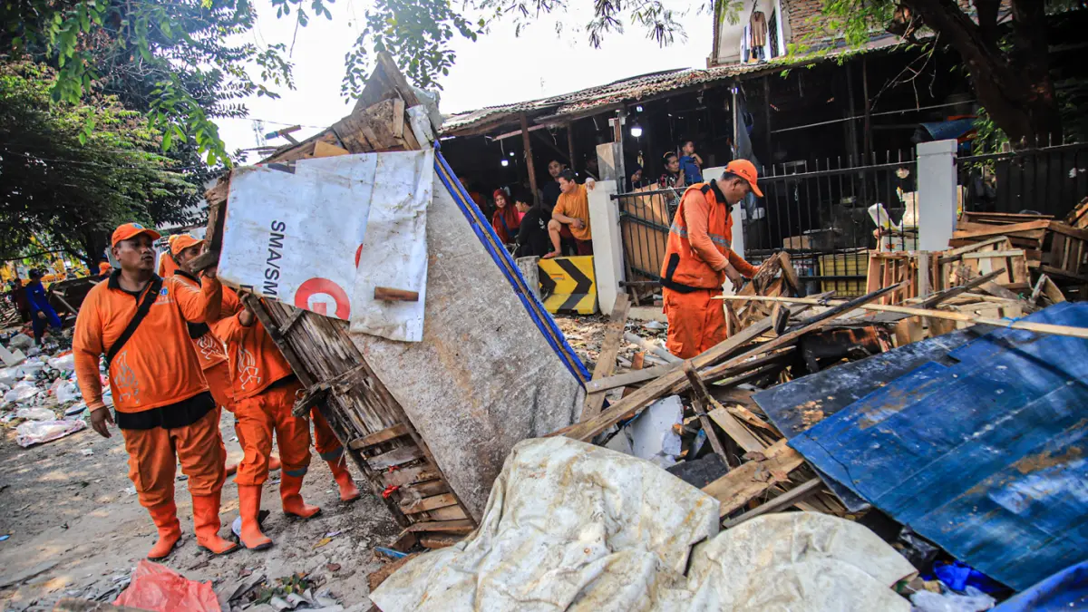 Sejumlah petugas gabungan membersihkan puing bangunan liar yang telah dirobohkan di Jalan Rasamala Hijau, Jakarta Barat, Kamis (30/07/2026). Sejumlah petugas gabungan membersihkan puing bangunan liar yang telah dirobohkan di Jalan Rasamala Hijau, Jakarta