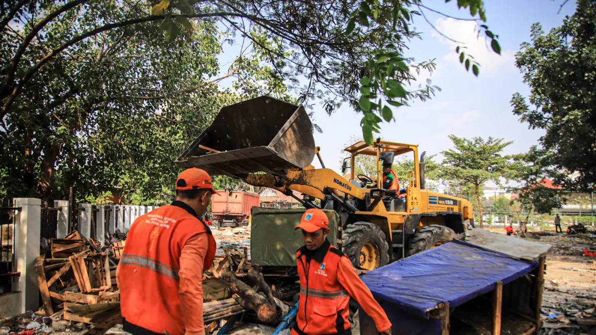 Sejumlah petugas gabungan membersihkan puing bangunan liar yang telah dirobohkan di Jalan Rasamala Hijau, Jakarta Barat, Kamis (30/07/2026). Sejumlah petugas gabungan membersihkan puing bangunan liar yang telah dirobohkan di Jalan Rasamala Hijau, Jakarta