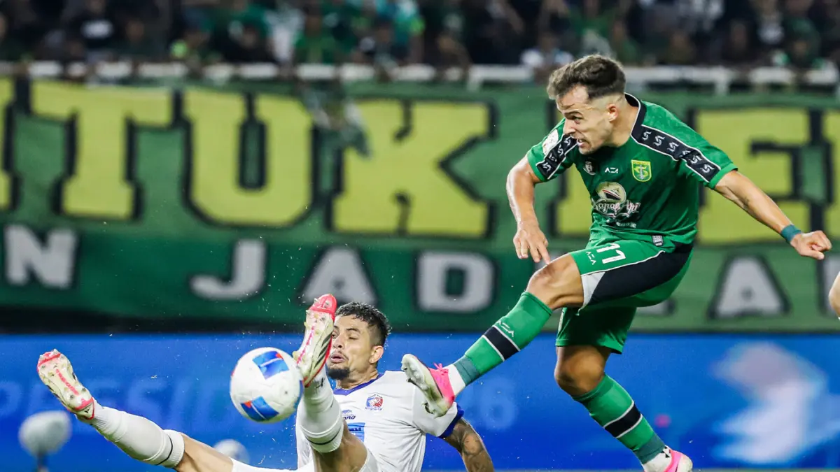Pemain Persebaya Miguel Perairan melesatkan tembakan ke arah gawang Port FC dalam pertandingan Grup B Piala Presiden 2026 di Stadion Gelora Bung Tomo, Surabaya, Jawa Timur, Sabtu (1/8). (Riana Setiawan/ Jawa Pos)