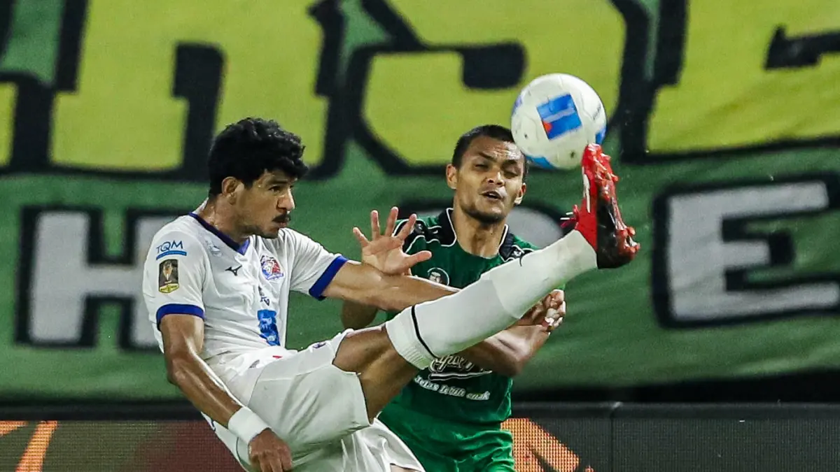 Pemain Persebaya Rachmat Irianto berebut bola dengan Pemain Port FC Issam Abdallah dalam pertandingan Grup B Piala Presiden 2026 di Stadion Gelora Bung Tomo, Surabaya, Jawa Timur, Sabtu (1/8). (Riana Setiawan/ Jawa Pos)