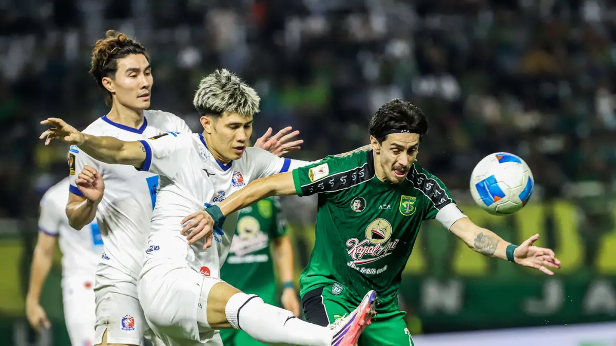 Pemain Persebaya Relivera berebut bola dengan dia Pemain Port FC dalam pertandingan Grup B Piala Presiden 2026 di Stadion Gelora Bung Tomo, Surabaya, Jawa Timur, Sabtu (1/8). (Riana Setiawan/ Jawa Pos)
